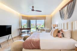 Mareazul | Luxurious Steps-to-Beach Residence | Newly Renovated 3BR + Studio - Image 4