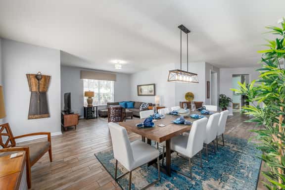 Spacious 2,100 Sq Ft Lakeside Corner Condo at Vista Cay Near Top Attractions - Image 1