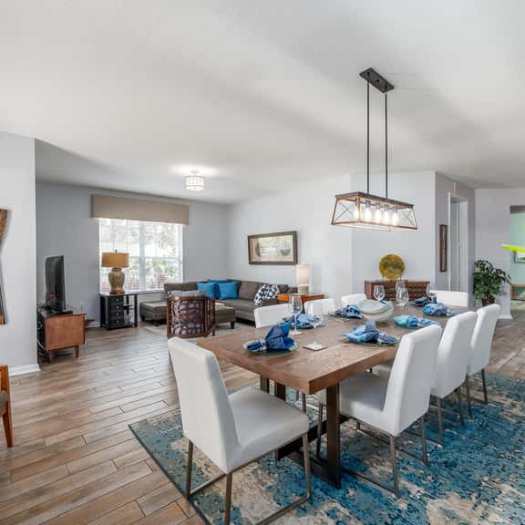Spacious 2,100 Sq Ft Lakeside Corner Condo at Vista Cay Near Top Attractions - Image 1