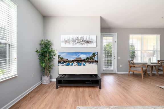 This Ground floor Lakeview condo At Vista Cay close to all major attractions - Image 4