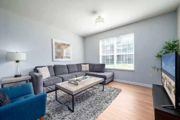 This Ground floor Lakeview condo At Vista Cay close to all major attractions - Image 2