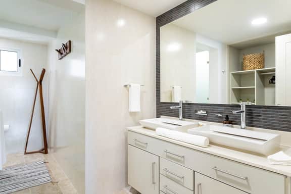 Mareazul | Luxurious Steps-to-Beach Residence | Newly Renovated 3BR + Studio - Image 5