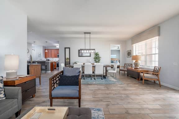 Spacious 2,100 Sq Ft Lakeside Corner Condo at Vista Cay Near Top Attractions - Image 4