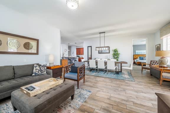 Spacious 2,100 Sq Ft Lakeside Corner Condo at Vista Cay Near Top Attractions - Image 3