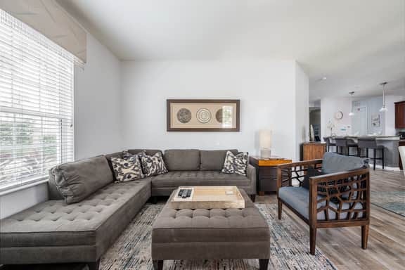 Spacious 2,100 Sq Ft Lakeside Corner Condo at Vista Cay Near Top Attractions - Image 2